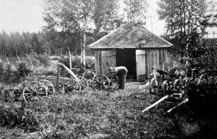 Talon perustaja Martti Turkia oli oheisammatiltaan seppä, paja oli jo hänen ajaltaan 1900- luvun alusta. Väinö jatkoi isänsä ammattia ja virittelee tässä kylän niitto- ja haravakoneita alkavaan heinänkorjuusesonkiin. Uuskartano  1930-luku 