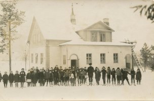 Hiivaniemen koulu, koululaiset ja opettajat hiihtopäivänä