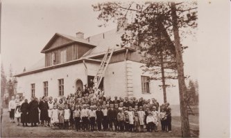 Kevätjuhlaväkeä Hiivaniemen koululla 1932