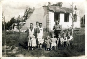 Sota oli tuhonnut Hiivaniemen uuden koulun