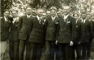 Sulhanen Antti Kaikko on jäänyt taaimmaiseksi oikealle