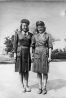 Univormupukuiset Hilkka Kaikko ja Sylvi Kymäläinen