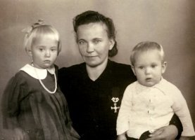 Eveliina Hankonen ja lapset Leena ja Kari