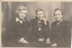 Oikealta Olga Sorjonen, Anna Joukainen ja tämän esikoinen Anja