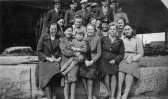 Kylän naisväkkee töis Viipuri asemal 1944