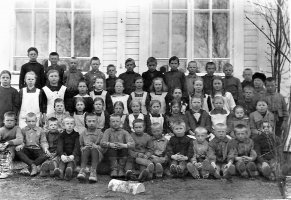 Koululaisia 1924-25 opettajanaan Hilja Jarva