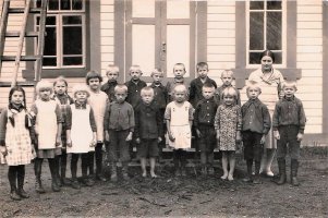 1928 aloitti alakoulu