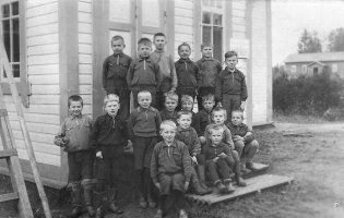 Koulupojat keväällä 1936