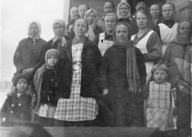 Naisväkeä Korpelassa häiden jälkeen 17.12.1928