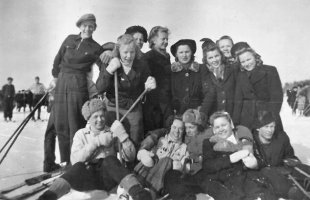 Kylän nuoria jääraveissa 1944
