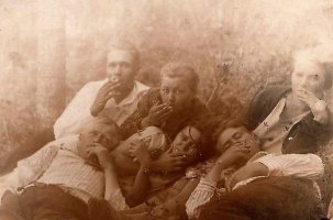 Sahalan, Messon ja Korpelan nuorisoa tupakkamainostyyliin 1929