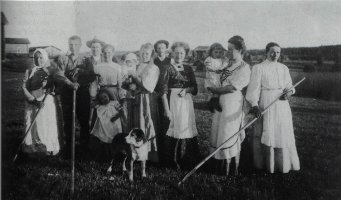 Riihimäen isäntäväkeä ja kesävieraita noin 1911