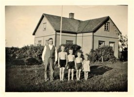 Mattilassa isä ja lapset 1935