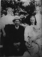 Juhana ja Liisa Houni  tyttärineen 1912