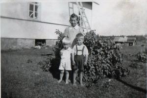 Oili, Pertti ja Heimo kotipihassa