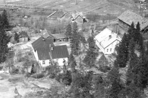 Rakkolanjoen kansakoulu. Seuraavan lämmityskauden halot on jo toukokuussa pilkottu ja pinottu pihalle kuivumaan. Kuvaaja Salminen. 13.5.1938 (SA-kuva)