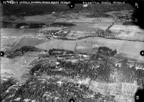 Ilmakuva Merijoen suunnalta koilliseen yli Rakkolanjoen tehdasalueen. Kaakelitehdas keskellä ja paperitehdas takana vasemmalla joen takana. Kuvauskorkeus 500 m. Kuvaaja Rekola 7.4.1930 (SA-kuva)