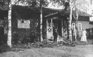 Ville, Väinö ja Eeva Kukkonen seisovat Kukkolan talon edessä 1920-luvun lopussa tai 1930-luvun alussa. Kukkoset muuttivat Viipurista Rakkolanjoelle vuoden 1927 tienoilla. Ville Kukkosen työ matkaposteljoonina edellytti asumista hyvien rautatieyhteyksien tuntumassa. Väinö Kukkonen suoritti keskikoulun viimeiset luokat Viipurin suomalaisessa lyseossa Rakkolanjoelta käsin, ja Eeva Kukkonen kävi päivittäin Viipurissa asianajotoimistossa töissä. (Eeva ja Ville Kukkosen albumi)lanjoelta käsin, ja Eeva Kukkonen kävi päivittäin Viipurissa asianajotoimistossa töissä. (Eeva ja Ville Kukkosen albumi.)