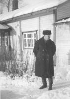 Kukkolan talon seinät maalattiin luonnonvaaleiksi ja nurkat ja pielet punertaviksi joskus 1930-luvun puolivälin tienoilla. Ville Kukkonen käyskentelee tutkimassa talonsa kuntoa kenties jatkosodan aikaista paluumuuttoa edeltävällä tutkimusmatkalla. (Eeva ja Ville Kukkosen albumi)