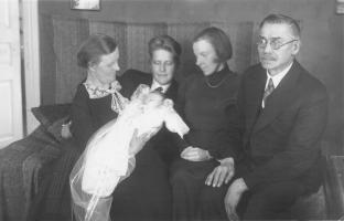 Soili Valvikki Kukkosen ristiäiset pidettiin Kukkolassa 11.4.1937. Äärimmäisenä vasemmalla Eeva Kukkonen pitelee sylissään ensimmäistä lapsenlastaan, keskellä vanhemmat Väinö ja Tellervo Kukkonen (o.s. Lehmuskoski) ja äärimmäisenä oikealla isoisä Ville Kukkonen. Väinö ja Tellervo muuttivat Valvikin syntymän aikoihin Seinäjoelta Rakkolanjoelle, sen jälkeen Viipuriin ja talvisodan sytyttyä Pieksämäelle. (Eeva ja Ville Kukkosen albumi)