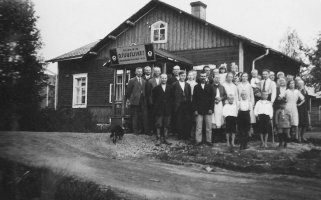Viipurin osuusliikkeen sekatavaramyymälä N:o 33:n eteen kerääntyneessä väkijoukossa seisoo äärimmäisenä vasemmalla Ville Kukkonen. Rakkolanjoen osuuskauppa siirtyi Viipurin osuusliikkeen omistukseen vuonna 1925. Myymälälle lohkaistiin tontti (Kauppala 103) leskirouva Dagmar Dippellin Kymälän tilasta vuonna 1928, samaan aikaan kuin mm. Kukkolan tila (102). Myymälä toimi myös jatkosodan aikana. Vuonna 1943 Ruotsista palanneen kuusivuotiaan Soili Valvikki Kukkosen (nyk. Rouhiainen) muistikuvan mukaan kauppias tunnettiin tuolloin Porokuokan nimellä. (Eeva ja Ville Kukkosen albumi).