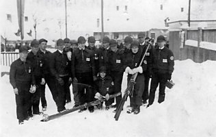 TUL:n hiihtojoukkue Työläisolympialaisissa Itävallan Mürzzuschlagissa v.1931