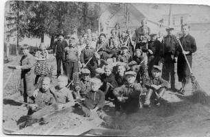 Koululaiset talkoissa