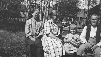 Sisarukset Anni, Ida ja Anton 