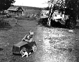 Tatulan talon pihamaalla Esko Harrikari. 1940-luvun alussa 