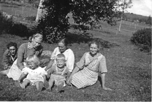 Tatulan väkeä: Edvin Sipiläinen, Sirkka Sipiläinen, Maria Onnela, Katri Sipiläinen, edessä lapset Irma Kaski (Parviainen) ja Esko Harrikari. 
