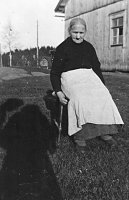 Vanha emäntä Maria Sipiläinen, Kaaprola (1) taustalla. 