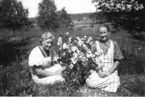 Anni Sipiläinen ja Vieno tytär. Juhannusruusut Kalliorannassa 1942. 