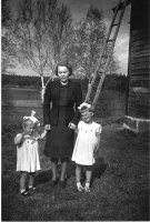 Viipurin täti Meeri vierailulla Kalliorannassa vuonna 1943. Pikkutytöt Irma ja Irja Parviainen. 