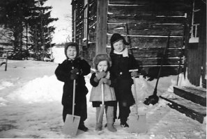 Lapset Esko, Irja ja Irma lumitöissä Kalliorannassa vuonna 1944. 