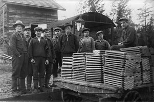 Hämeen pysäkin  odotushuoneen rakennusmiehet vuonna 1935 (vas) Einari Sipiläinen, Erkki Järvenpää, Sulo Nurmi, Otto Järvenpää, Eino Sahala, Matti Sipiläinen, toinen Matti Sipiläinen (Hakala), Aarre Riiheläinen ja Matti Venäläinen. 