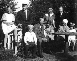 Rauha ja Oskar Ögård perheineen 1920-luvulla