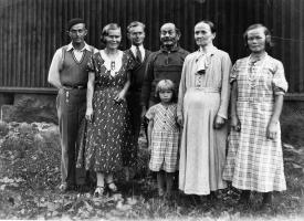 Aholan perhe v. 1935 aikoihin. Vasemmalta Emil, Rauha, Toivo, Aksel, Sofia ja Martta Ahola. Akselin edessä kasvattitytär Anna-Liisa Kankaanpää.