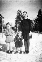 Aholan pihapiirissä talvella 1943-44. Ulla ja Pekka Ahola sekä Anna-Liisa Kankaanpää. 