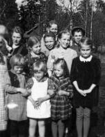 Aholan pihapiirissä keväällä 1943. Takarivissä vas. Lempi Ahola (sylissään Pekka), Maija Mälkki, Matti Mökkönen takanaan Esko Mälkki, Anna-Liisa Kankaanpää, Mauri Hyökki ja tuntematon. Eturivin
