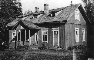 Entinen työväen asuinrakennus Hämeenvaaran pihapiirissä. Omistaja 1930-luvulla Akseli Ahola. 