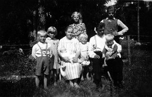 Hyökin perhe 1943. Vasemmalta Sakari, Meeri, Hilma sylissään Lauri, Airi, Raili, Aleksanteri sylissään Raimo sekä Mauri.