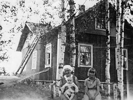 Peltola vuonna 1933. Impi ja Pentti sekä lapsenlikka Marja. 