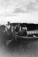 Vasemmalta Antti Koskelainen, tuntematon, Artturi Koskelainen, Konsta Koskelainen, elokuu 1929. 