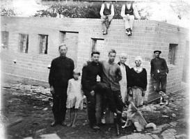 Tehdään Peltolan uutta navettaa 1930-1931. Antti Koskelainen on vasemmalta kolmas, Tilda viides ja Konsta oikealla.