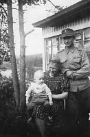 Rintamamies kotona Peltolassa 1943. Kuvassa oikealta: Antti, Impi ja Antti jr. Koskelainen. (