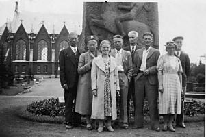 Mikkelissä 1939, Konsta Koskelainen 4. oikealta Einari ja Esteri Sipiläinen 3. ja 2. oikealta.