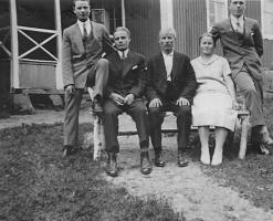 Peltolan pihalla. Keskellä isovaari Antti, lapset vas. Antti, Konsta, Tilda ja Arttu Koskelainen.