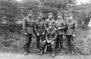 KKK-ryhmä, toinen oikealta Antti Koskelainen, vasemmalla Aulis Tuulio. 