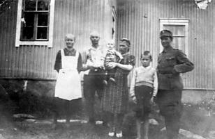 Peltolan väki v.1942: vas. Tilda, Konsta, Impi ja pikku Antti, Pentti, isä Antti.