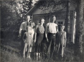 Ilmari Vahvelainen (vasemmalla), vieressä vaimonsa Kerttu (os. Järvenpää) ja heidän edessään Ilmarin sisar Vieno. Isä Iivarin vieressä isompi tyttö on Saima Järvenpää ja pienempi Toini Paavilainen (os. Vahvelainen). 